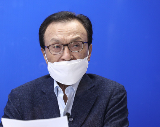 더불어민주당 이해찬 대표가 28일 오후 서울 여의도 민주당사에서 당 유튜브 채널 '씀TV'를 통해 비대면 퇴임 기자간담회를 하고 있다.                                                                                                   연합뉴스